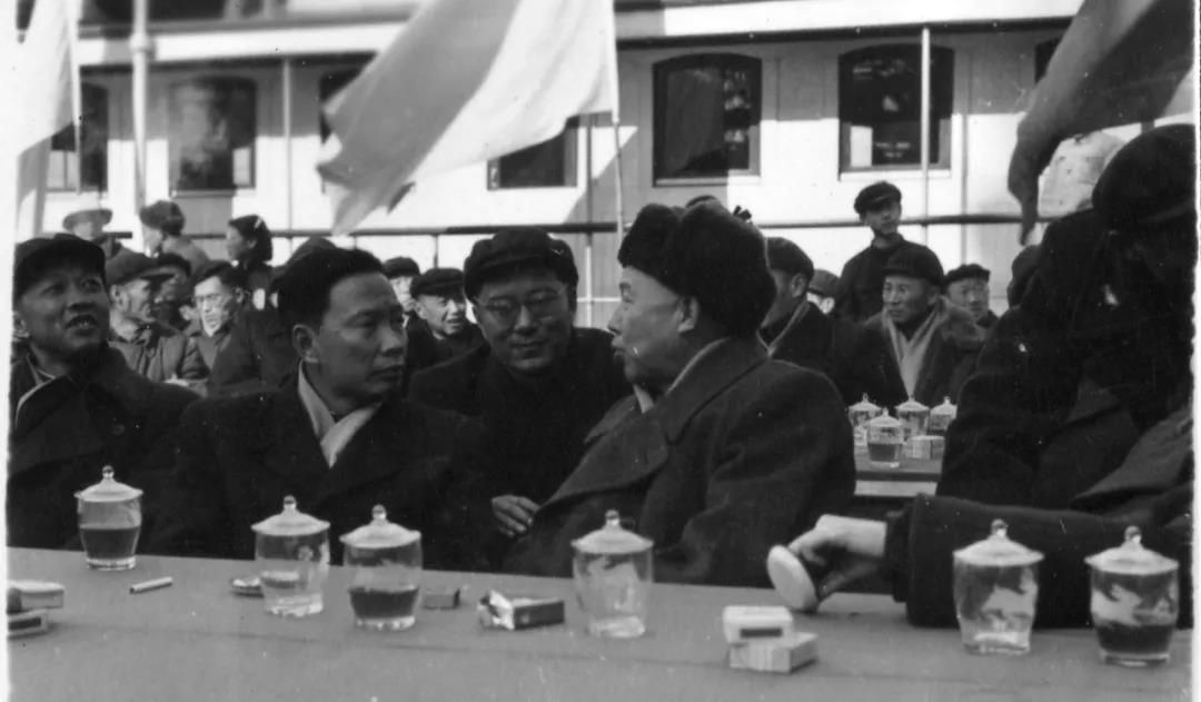 1960年1月18日，南京長(zhǎng)江大橋正式開工。（左起惠浴宇、彭敏、彭沖）